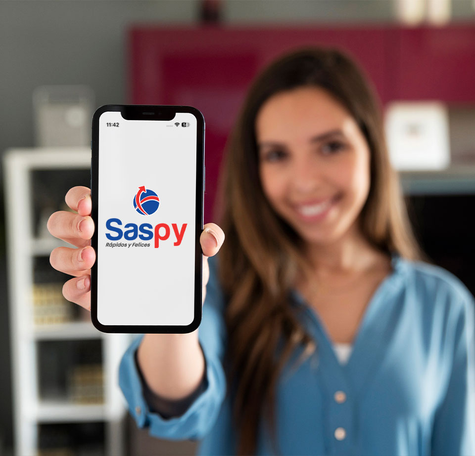 Mujer sosteniendo celular